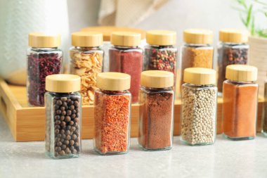 İçerideki masada kavanozlarda çok farklı aromatik baharatlar var.