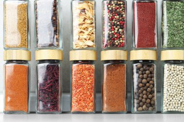 Kapalı kapılar ardında kavanozlarda farklı aromatik baharatlar var.