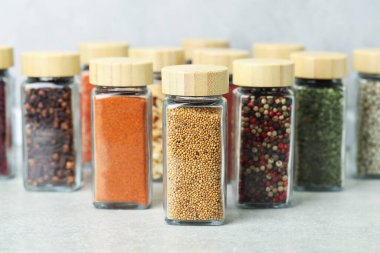 Kapalı kapılar ardında kavanozlarda farklı aromatik baharatlar var.