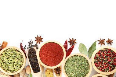 Beyaz, üst görünümde izole edilmiş farklı aromatik baharatlar