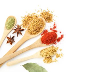 Beyaz, üst görünümde izole edilmiş farklı aromatik baharatlar