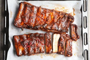 Gri masada nefis pirzola, üst manzara.