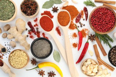 Beyaz arka planda farklı aromatik baharatlar, düz yatış