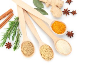 Beyaz, üst görünümde izole edilmiş farklı aromatik baharatlar