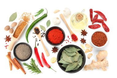 Beyaz, üst görünümde izole edilmiş farklı aromatik baharatlar