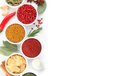 Beyaz, üst görünümde izole edilmiş farklı aromatik baharatlar