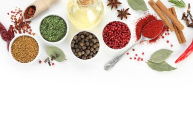 Beyaz, üst görünümde izole edilmiş farklı aromatik baharatlar
