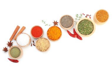 Beyaz, üst görünümde izole edilmiş farklı aromatik baharatlar