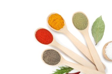 Beyaz, üst görünümde izole edilmiş farklı aromatik baharatlar