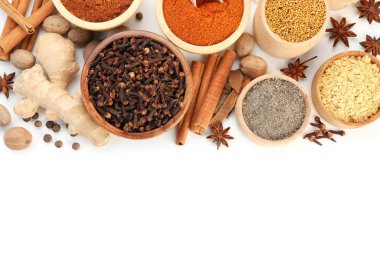 Beyaz, üst görünümde izole edilmiş farklı aromatik baharatlar