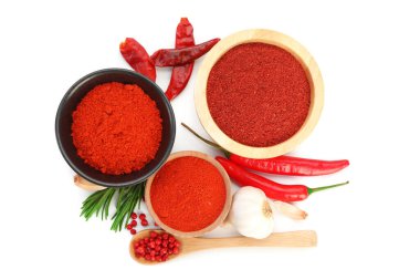 Beyaz, üst görünümde izole edilmiş farklı aromatik baharatlar