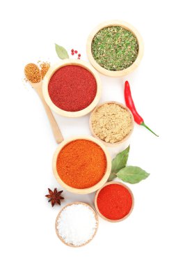 Beyaz, üst görünümde izole edilmiş farklı aromatik baharatlar