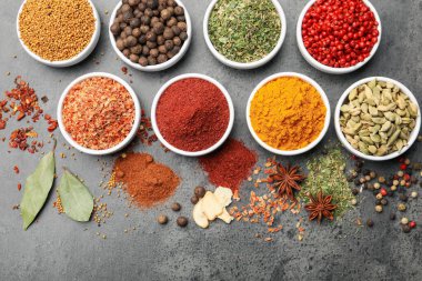 Gri masada farklı aromatik baharatlar var.