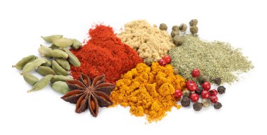Beyaza izole edilmiş birçok farklı aromatik baharat.