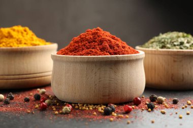 Siyah masada farklı aromatik baharatlar, yakın plan.