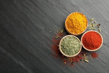 Siyah masada farklı aromatik baharatlar var. Metin için boşluk