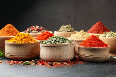 Siyah masada farklı aromatik baharatlar, yakın plan.