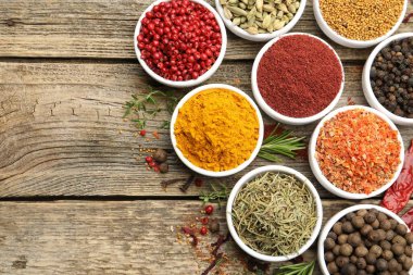 Tahta masada farklı aromatik baharatlar var. Metin için boşluk