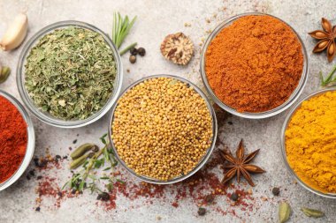 Açık gri masada farklı aromatik baharatlar var.