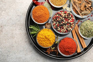 Açık gri masada farklı aromatik baharatlar, üst manzara. Metin için boşluk