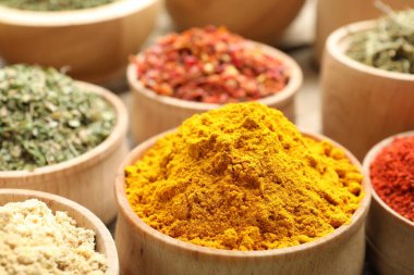 Masada farklı aromatik baharatlar var, yakın plan.