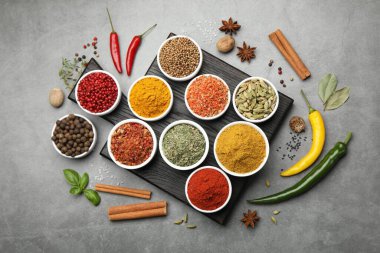 Gri masada farklı aromatik baharatlar var.