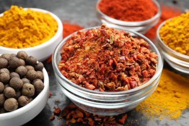 Koyu masada farklı aromatik baharatlar, yakın plan.