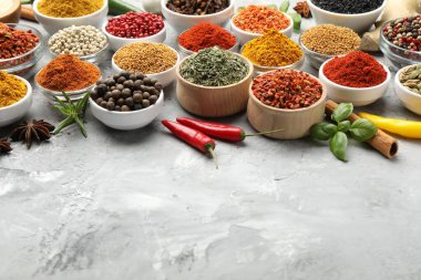 Gri masada farklı aromatik baharatlar, yakın plan. Metin için boşluk