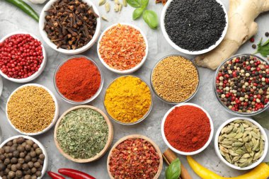 Gri masada farklı aromatik baharatlar var.