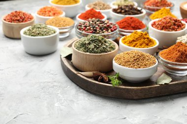 Gri masada farklı aromatik baharatlar, yakın plan. Metin için boşluk