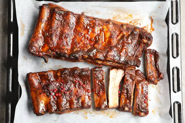 Gri masada nefis pirzola, üst manzara.