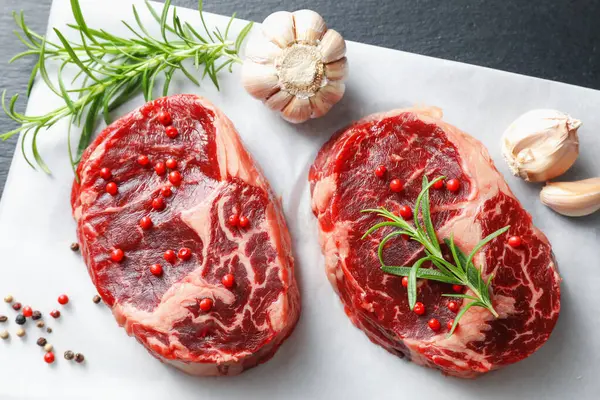 Çiğ et ve baharat parçaları masada, düzdü.