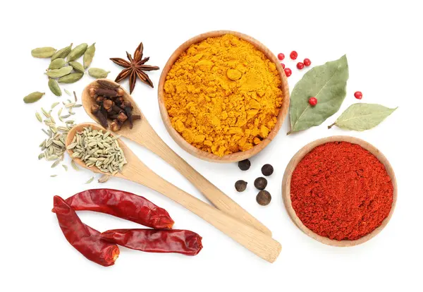 Beyaz, üst görünümde izole edilmiş farklı aromatik baharatlar
