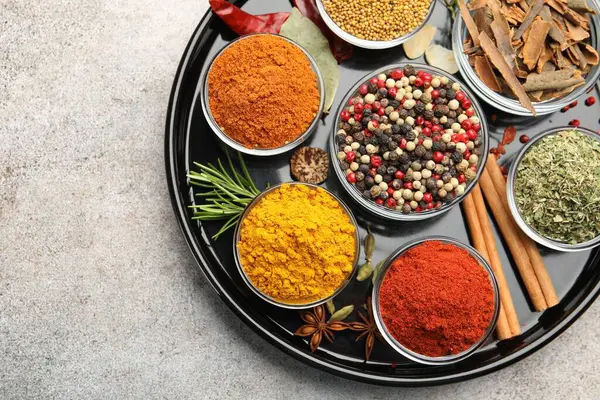Açık gri masada farklı aromatik baharatlar, üst manzara. Metin için boşluk