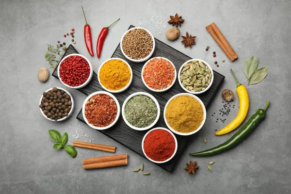 Gri masada farklı aromatik baharatlar var.