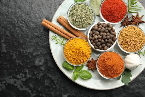 Koyu masada değişik aromatik baharatlar, üst manzara. Metin için boşluk