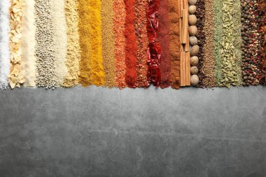 Gri masada bir sürü farklı baharat var. Metin için boşluk