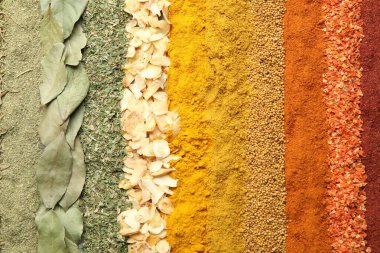 Arka plan olarak birçok farklı baharat, üst görünüm