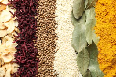 Arka plan olarak birçok farklı baharat, üst görünüm