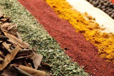 Arkaplan olarak birçok farklı baharat, yakın görünüm