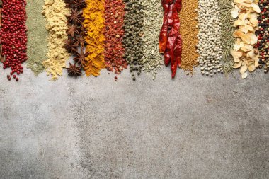 Gri masada bir sürü farklı baharat var. Metin için boşluk