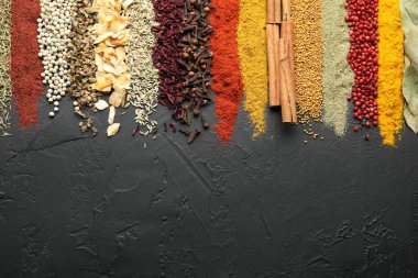 Siyah masada bir sürü farklı baharat var. Metin için boşluk