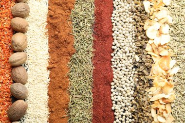 Arka plan olarak birçok farklı baharat, üst görünüm