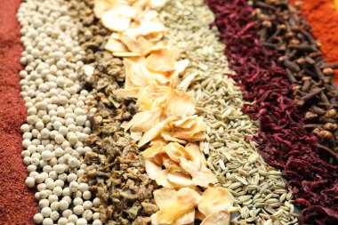 Arkaplan olarak birçok farklı baharat, yakın görünüm