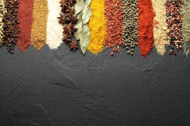 Siyah masada bir sürü farklı baharat var. Metin için boşluk