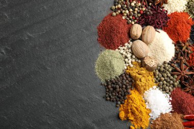 Gri masada farklı aromatik baharatlar, üst manzara. Metin için boşluk