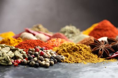 Karanlık masada çok farklı baharatlar var, yakın plan.