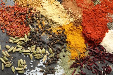 Koyu masada, düz yerde bir sürü farklı baharat var.