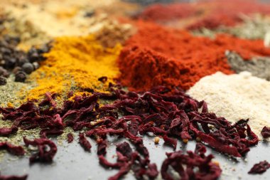 Karanlık masada çok farklı baharatlar var, yakın plan.