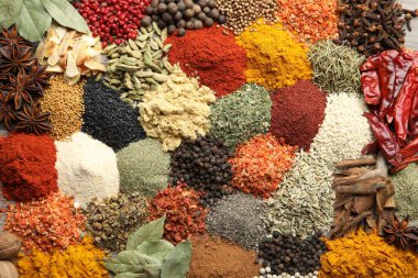 Arka plan olarak birçok farklı baharat, üst görünüm
